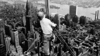 Septembar 1950: jedan radnik na neboderu tokom izgradnje nebodera Empire State, na američkom Manhattanu