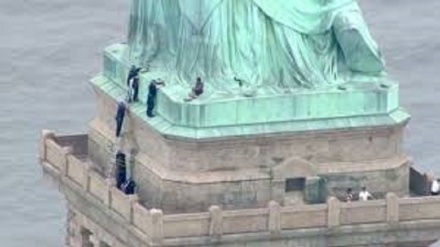 امریکا، مجسمہ آزادی پر ٹرمپ کی پالیسیوں کے خلاف مظاہرہ