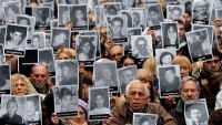 Okupljanje stanovnika Buenos Airesa uz sliku žrtava bombardiranja iz 1994. godine