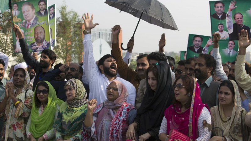 پاکستان میں انتخابی مہم ڈنڈوں کے استعمال اور فائرنگ سے شروع