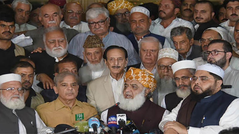 پاکستان کا سیاسی ماحول گرم، 11 جماعتیں حکومت کے خلاف صف آرا