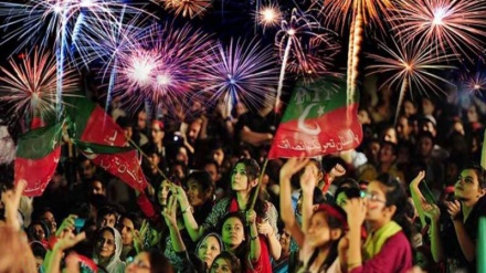  تحریک انصاف کا انتخابات میں کامیابی پر جشن، ملک میں شفاف انتخابات کا مطالبہ