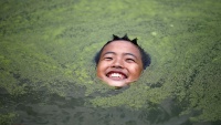 Dječak u rijeci na vrućini u Nepalu