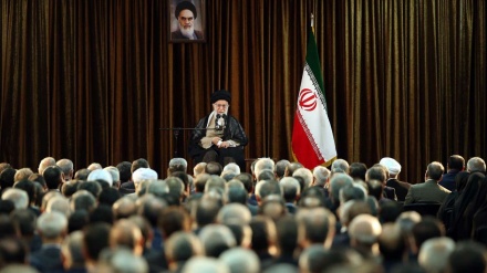 رہبرانقلاب اسلامی  سے وزارت خارجہ کے اعلی عہدیداروں اور بیرون ملک متعین ایرانی سفیروں کی ملاقات