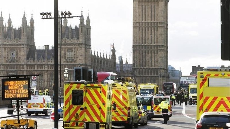 London polisi Britaniya parlamentinə avtomobillə hücumu terror aktı adlandırıb