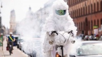 Biciklist s tijelom punim mjehura sapunice u znak protesta zbog pušenja, u Minhenu