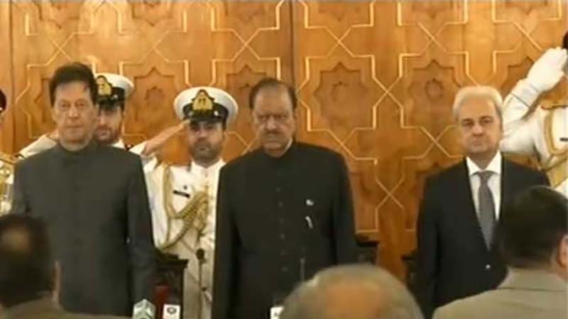 عمران خان نے وزیراعظم کےعہدے کا حلف اٹھا لیا