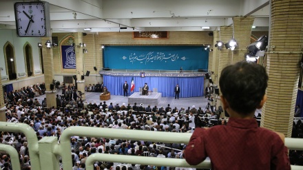 رہبر انقلاب اسلامی نے ہزاروں افراد کو خطاب کیا ۔ تصاویر