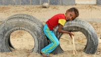 Jemensko dijete na dvjema gumama u Hudejdi