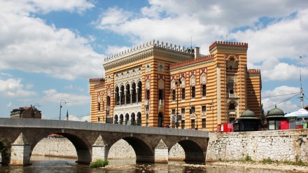 Na današnji dan prije 29 godina granatirana je i zapaljena Vijećnica