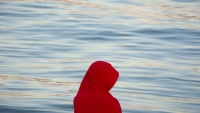  Jedan ilegalni migrant nakon spašavanja iz voda južne Španije