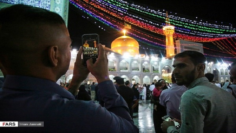 حرم امام رضا علیہ السلام میں جشن عید غدیر اور غدیری پروانے ۔ تصاویر