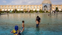 Dječje igre u vodi na Trgu Imama, u Isfahanu
