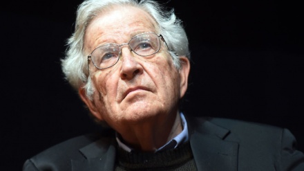 چامسکی: ترەمپ تەنیا بیر لە پەلاماردانی ئێران دەکاتەوە