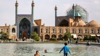 Dječje igre u vodi na Trgu Imama, u Isfahanu
