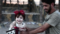 Igra jednog Sirijca s kćerkom za kurbanski bajram u Afrinu