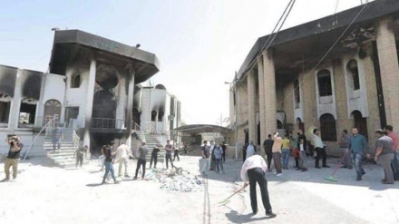 Bəsrəli gənclər İran konsulluğunda simvolik hərəkətə əl atıblar