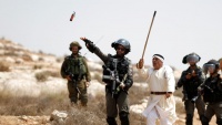 Palestinski starac sa štapom iza izraelskog vojnika