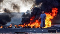 Prosvjednici zatvorili glavni put za Basru paleći gume