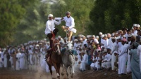 Dva konjanika na konjima u Omanu