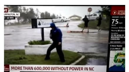  Američki TV reporter odglumio da ga nosi uragan, a iza njega ljudi ležerno šetaju