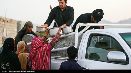 ایران، غریبوں میں تبرک سید الشہداء کی تقسیم