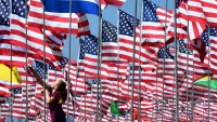 Podizanje 2997 zastava u Kaliforniji u znak sjećanja na žrtve terorističkog napada 11. septembra