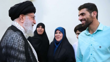 فرنگیس کتاب کے مصنف کی رہبر معظم انقلاب اسلامی سے ملاقات