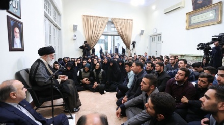  ڕێبەری باڵای شۆڕشی ئیسلامی: ترسنۆکانی ڕووداوە دڵتەزێنەکەی ئەهواز بەسەختی دادەتوکێنین