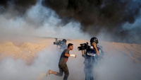 Jedan Palestinac i dva novinara obavijeni suzavcem kojeg su ispalili izraelski vojnici u Gazi