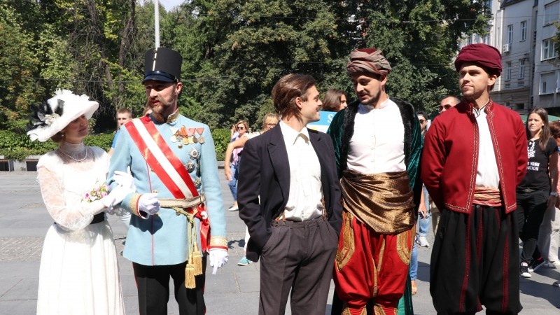 Glumci kostimirani u historijske ličnosti prošetali Sarajevom
