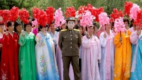 Jedna žena vojnik iz Sjeverne Koreje pred grupom žena na jednoj svečanosti u Pjong Jangu