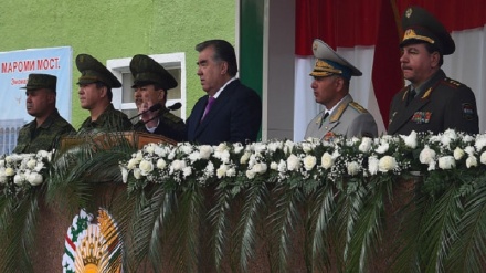 تاجکستان کے صدر فوجیوں کے درمیان