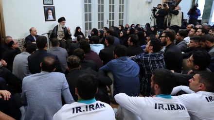 دیداری حەزرەتی ئایەتوڵڵا خامەنەیی لەگەڵ ژمارێک لە وەزشوانانی خاوەن میدالیاو شانازی خوڵقێنی ئێرانی لە یارییە ئاسیاییەکانی٢٠١٨ی ئەندۆنزیا