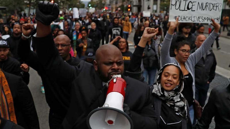 امریکی پولیس کے ہاتھوں سیاہ فام نوجوان کے قتل کے خلاف مظاہرہ