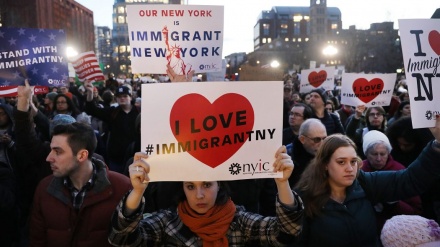 گردبوونەوە لەبەردەم کۆشکی سپی بەمەبەستی دەربڕینی ناڕەزایەتی بە هەڵوێسی کۆچبەریی ترامپ