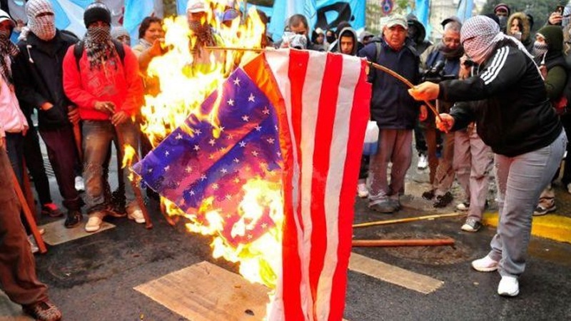 Argentinalı etirazçılar ABŞ bayrağını yandırıblar