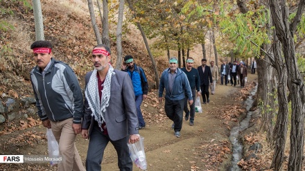 تہران میں رضا کار فورس بسیج نے کیا پیدل مارچ 