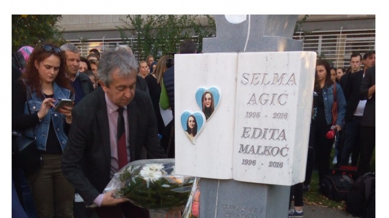 Otkriven spomenik tragično stradalim studenticama Selmi Agić i Editi Malkoč