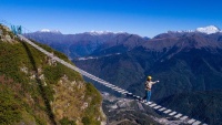 Jedna žena na mostu visine 2300 metara u jednom ruskom selu
