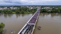 Hiljade migranata na mostu na meksičkoj granici
