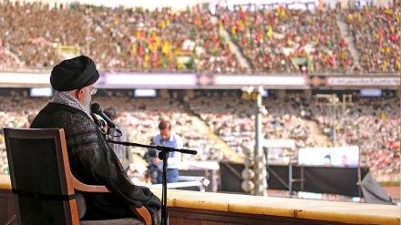  ڕێبەری باڵای شۆڕشی ئیسلامی: گەلی ئێران بە شکست هێنان بە ئابلۆقەکان، زلـلەیەکی دیکە لە ئەمریکا دەوەشێنێ