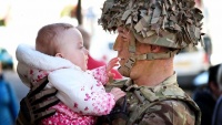 Susret škotskog vojnika s kćerkom po povratku iz misije