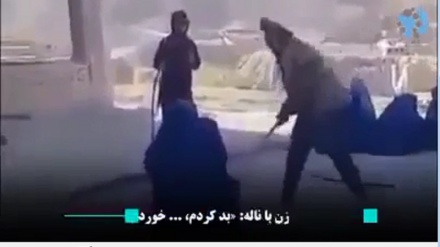 افغانستان، طالبان خواتین کو درے مارتے ہوئے