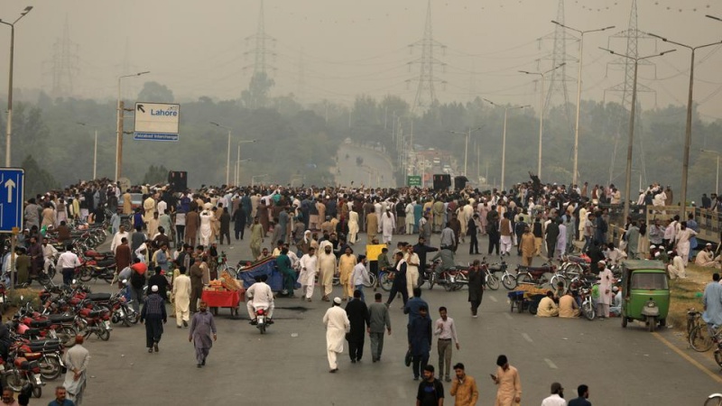 پاکستان: اساتذہ بھی سڑکوں پر نکل آئے احتجاج شروع