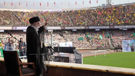  ئامادە بوونی ڕێبەری مەزنی شۆڕشی ئیسلامی لە کۆبوونەوەی دەیان ھەزار کەسەی خزمەتی بەسیجییەکان له وەرزشگای ئازادی تاران