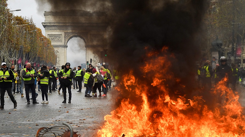 فرانس میں پر تشدد مظاہرے فرانس کے صدر کی مذمت