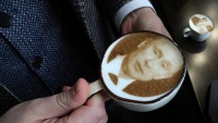 Findžan kafe s portretom ruskog predsjednika Vladimira Putina u Saint Petersburgu 