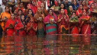 Hinduističke žene na jednoj vjerskoj ceremoniji u indijskoj rijeci Ganges