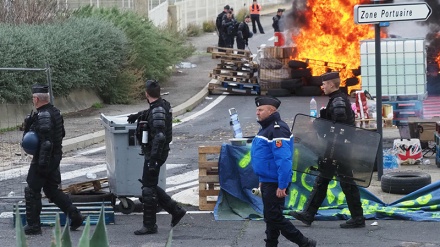 Fransada etirazlar davam edir; 30 polis zabiti yaralanıb